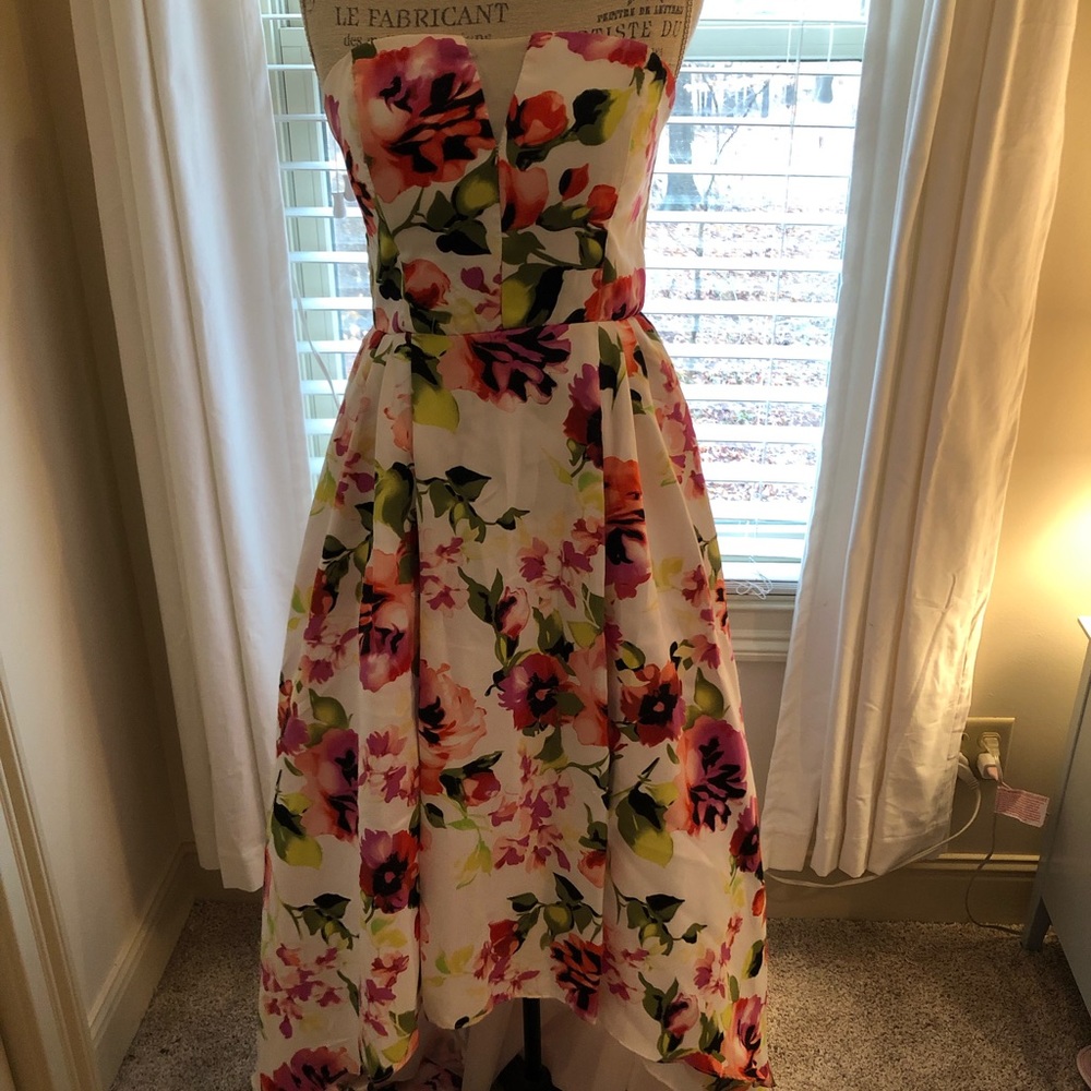 Vibrant strapless floral prom dress!